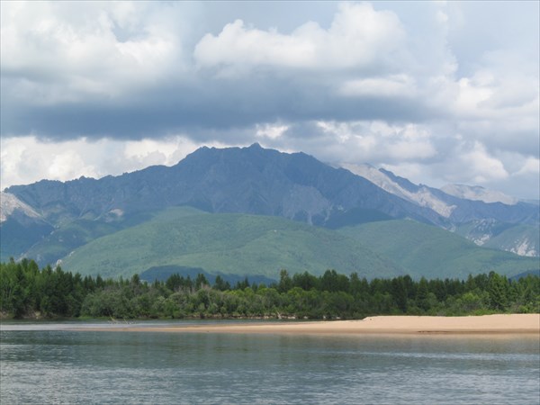 Впереди Верхнеангарский хребет